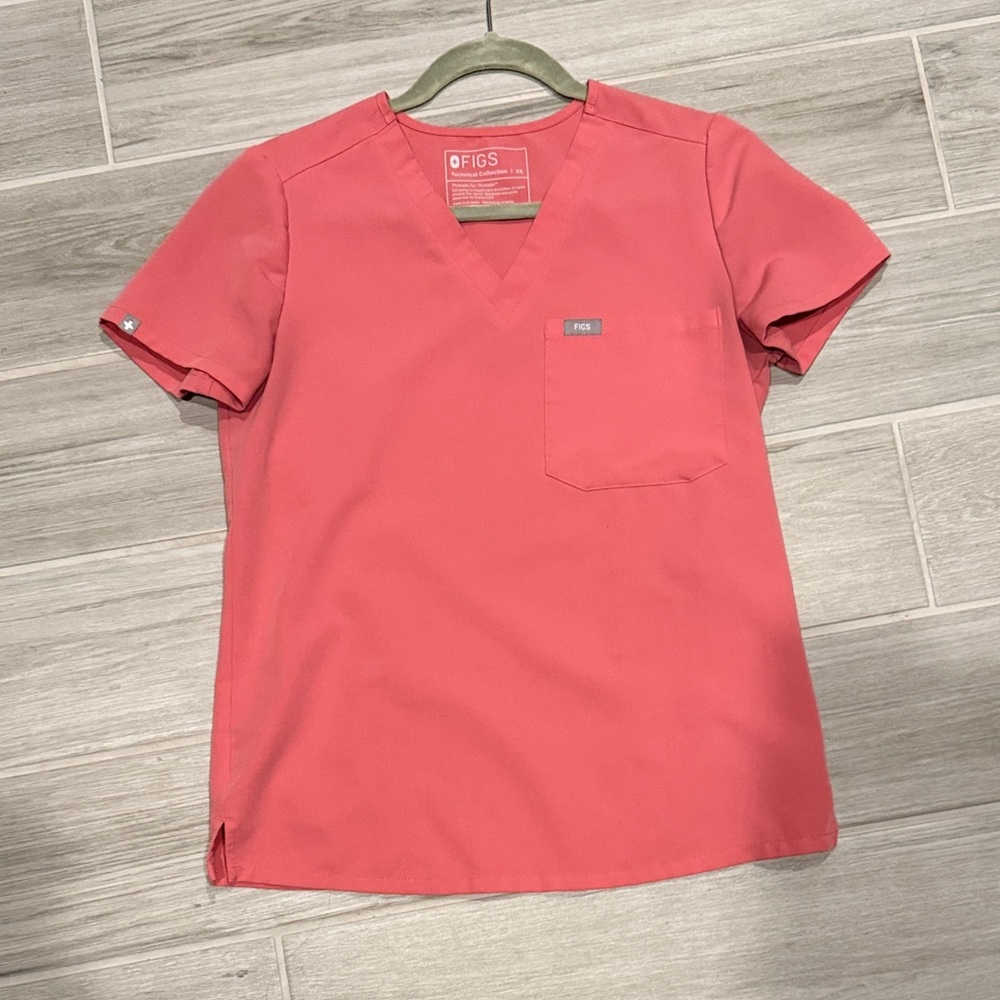 Figs Women's Coral Short Sleeve Top